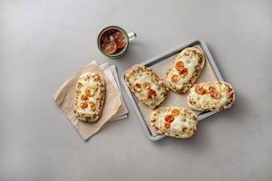 230778 Focaccia Snack Caprese_HIGH