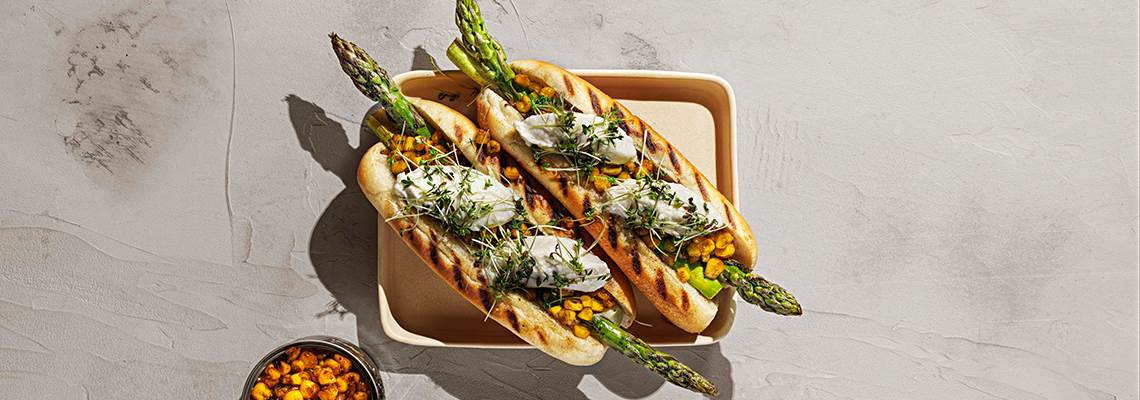 Grillad sparris med ricottakräm och rostad majs