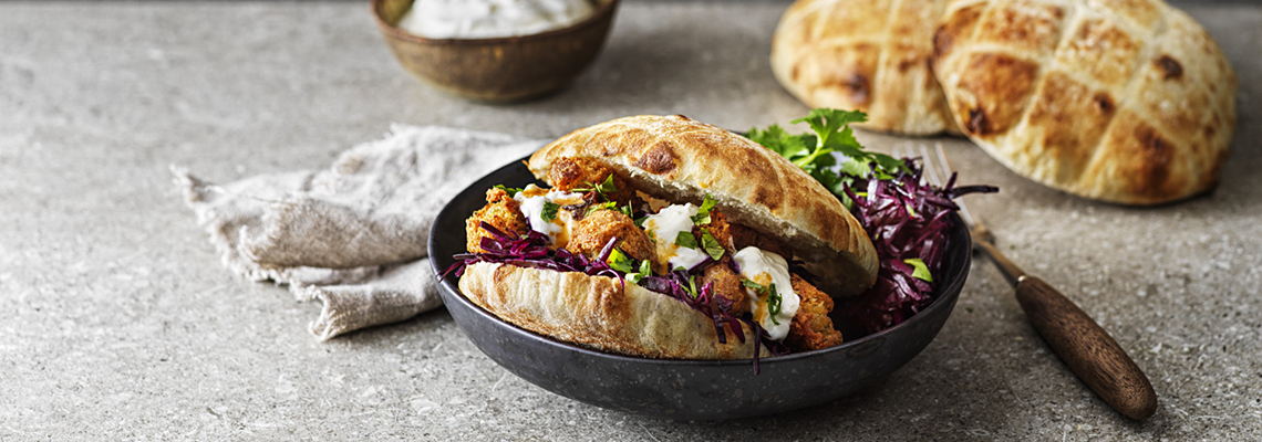 Lepinja med falafel, fetaoströra & rödkålssallad