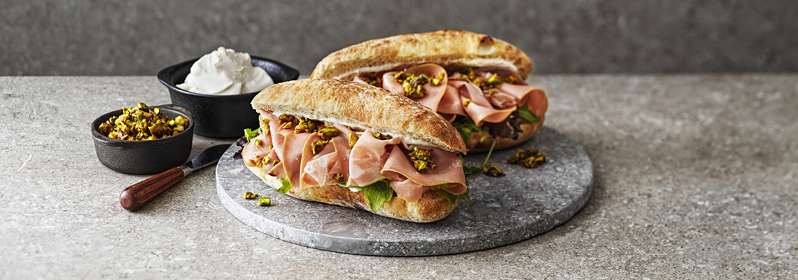 Lepinja med mortadella, pistage & krämig ost