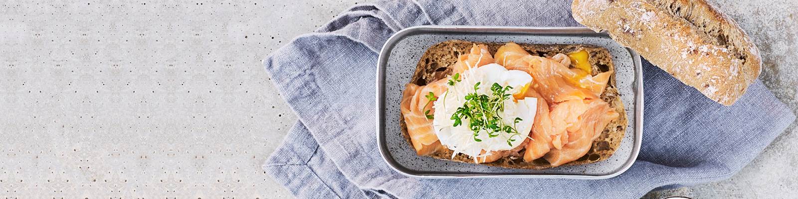 Tor med pocherat ägg med kallrökt lax