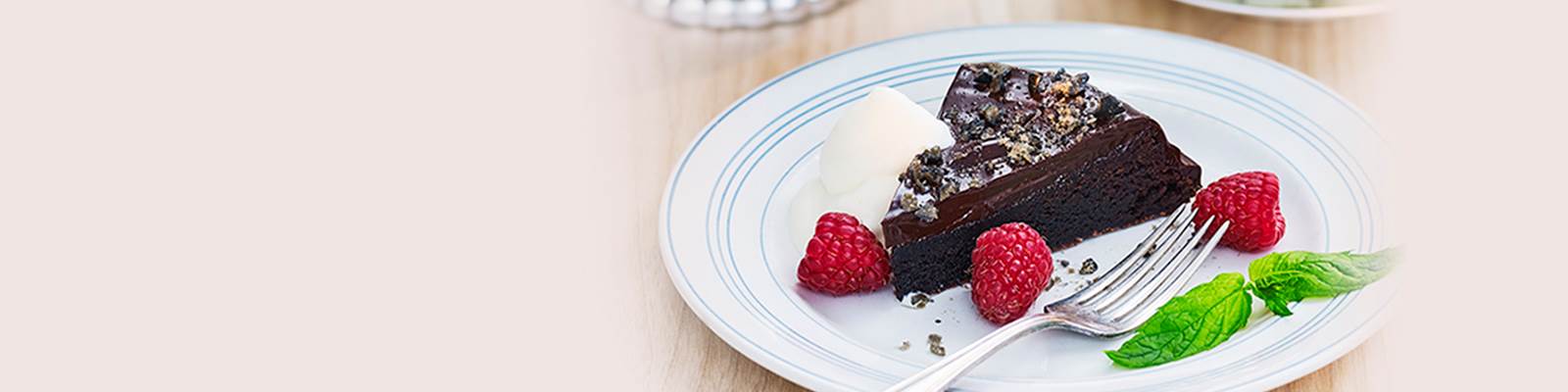 Kladdkaka med chokladglasyr, lakrits & hallon